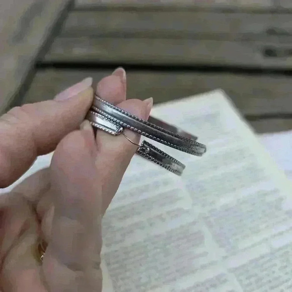 Vintage silvertone hoop earrings - Picture 5 of 5